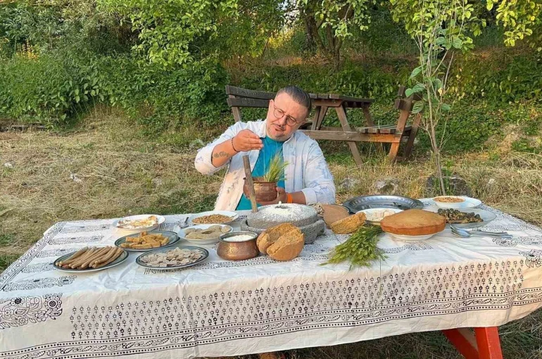 "Buz Adam Ötzi"nin midesindeki siyezi merak eden ünlü şef, Kastamonu’da 12 bin yıllık "Hitit buğdayı"nı inceledi