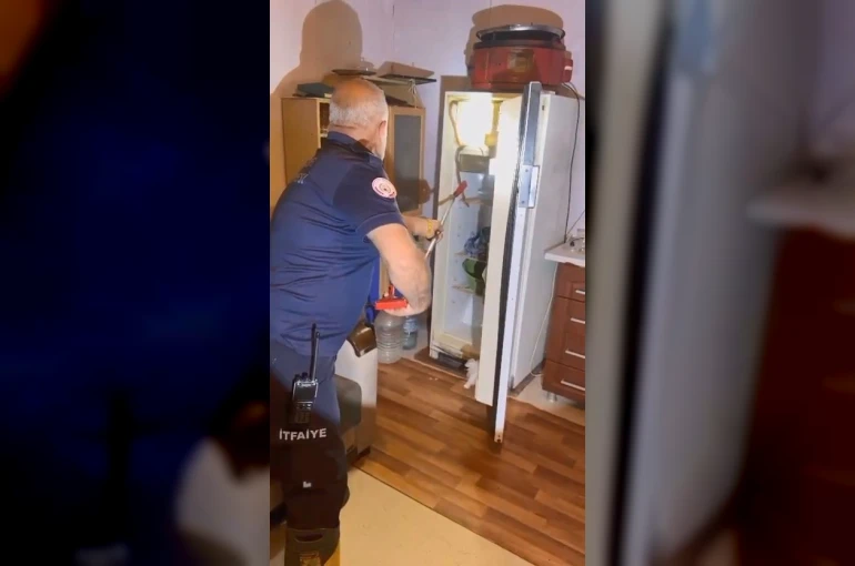 Buzdolabının içerisine giren yılanı itfaiye ekipleri çıkardı