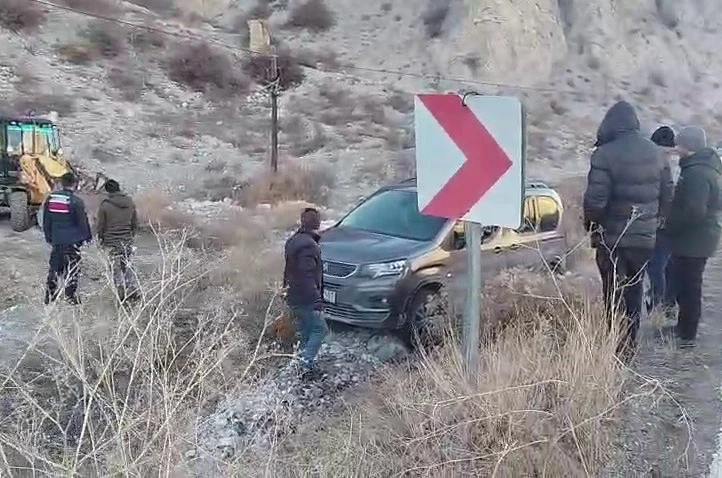 Buzlanan yolda kayan otomobil araziye uçtu