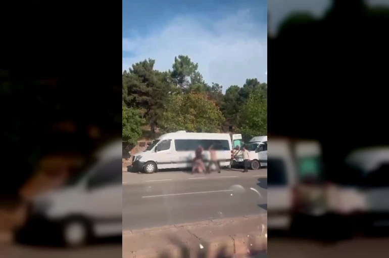 Cadde ortasında dehşet anları: Demir sopalarla darp ettiler