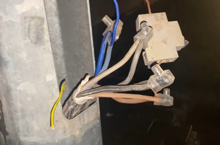 Cadde ve sokak aydınlatmaları için kurulan direklerden evlere kaçak elektrik hattı çektiler