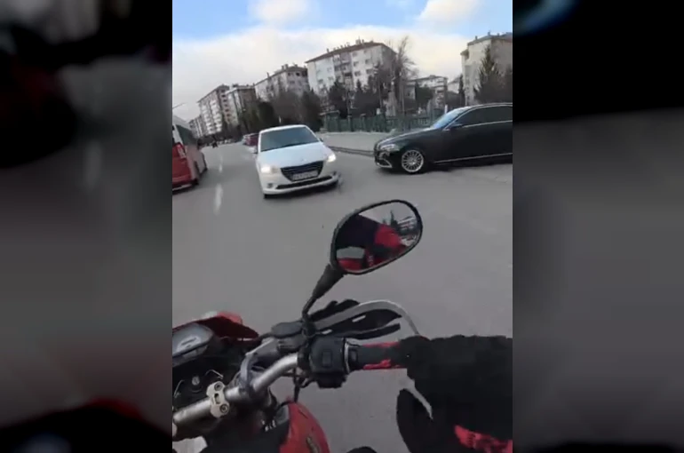 Caddede ters yöne giren otomobil trafiği tehlikeye attı