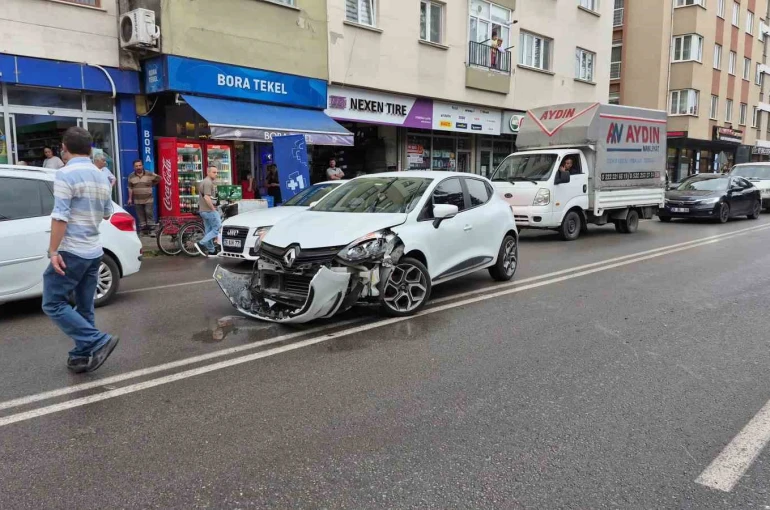 Caddede U dönüşü yapmaya çalışan otomobil motosikletle çarpıştı: 2 yaralı