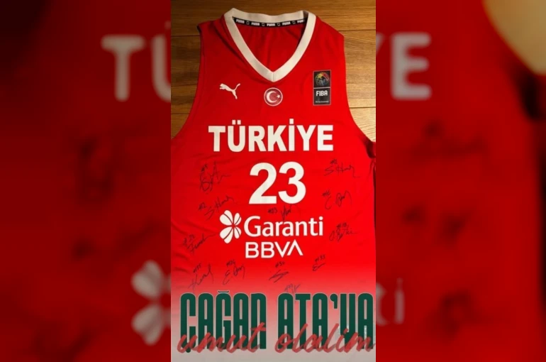 Çağan için milli formasını bağışladı...1 milyon liradan açık artırmaya çıktı
