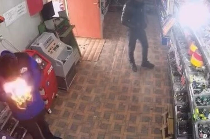 Çakmağı çakınca yüzü alevlerin arasında kaldı: o anlar kamerada