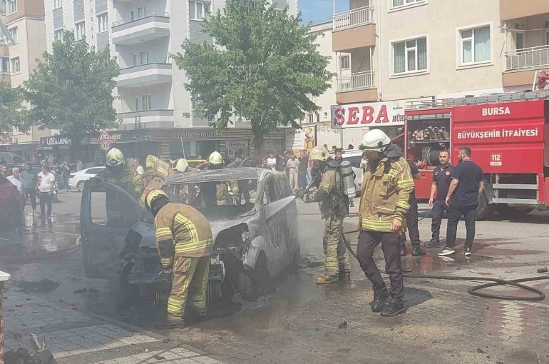 Çakmak yüklü araç alev alev yandı 