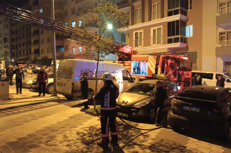 Çakmakla oyun evi yaktı