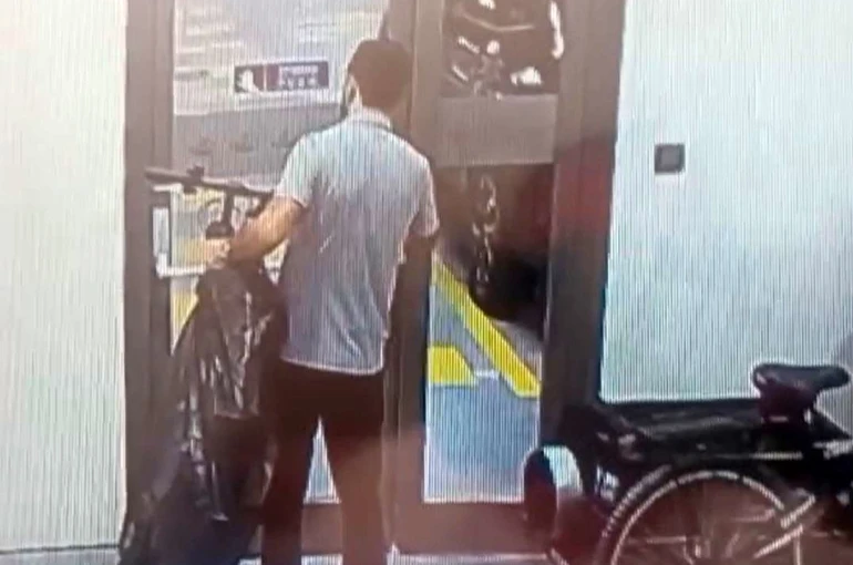 Çaldığı bisikleti polis merkezine getirip teslim etti
