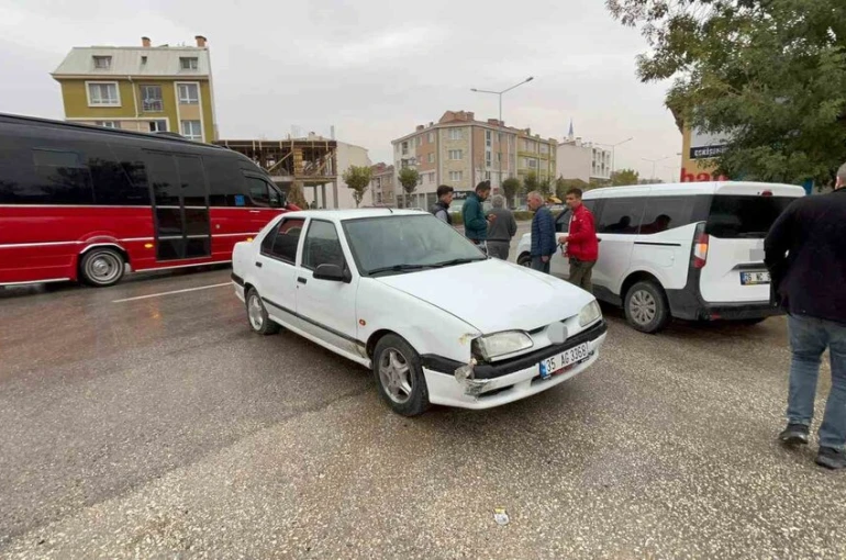 Çaldığı otomobilin patlayan lastiğine rağmen kilometrelerce polisten kaçtı, trafikteki araçlara çarptı