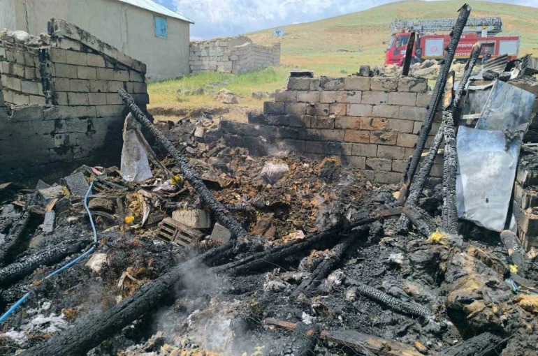 Çaldıran’da tandır evi ile kiler yangını