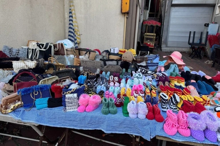 Cam kemik hastası oğluna akülü araç alabilmek için örgü örüyor