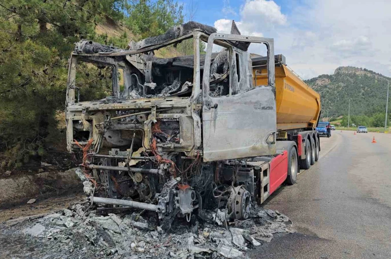 Cam madeni yüklü tır seyir halindeyken alev topuna döndü: Sürücü son anda kurtuldu
