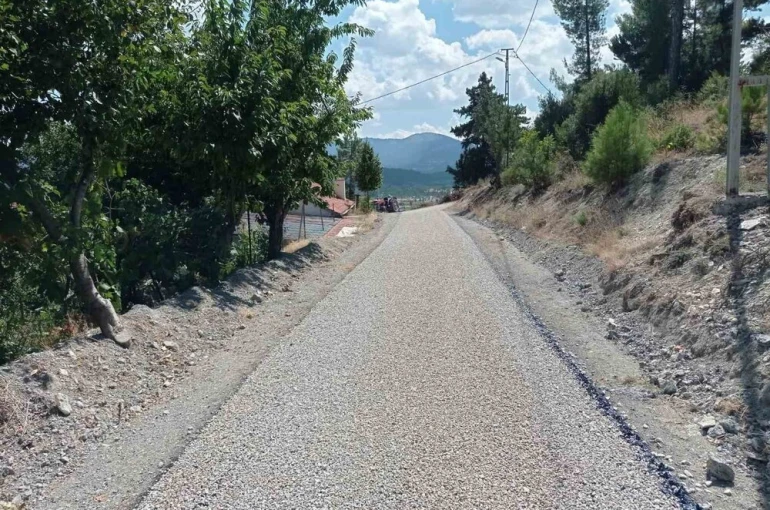 Çameli Belediyesinin yol çalışmalarının ardından mahalle sakinleri daha konforlu ve güvenli ulaşım imkanına kavuştu