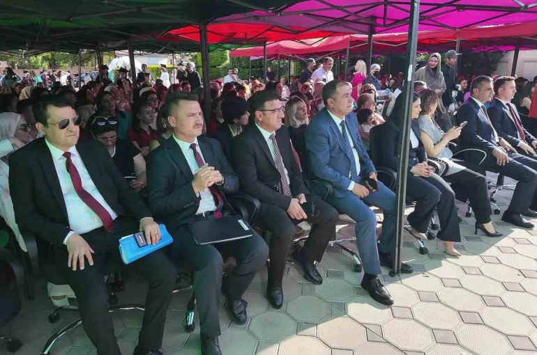 Çamelili öğrenciler kardeş okulun mezuniyet coşkusuna ortak oldu