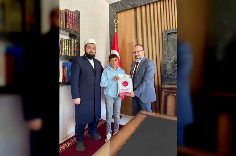 Cami inşaatına kumbarasını bağışlayan genç ödüllendirildi