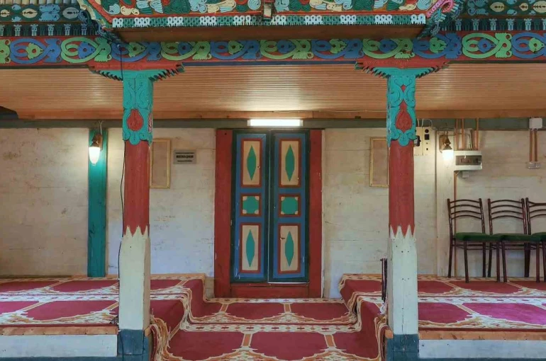 Camili Havzası’ndaki 175 yıllık ahşap cami babadan oğula korunuyor
