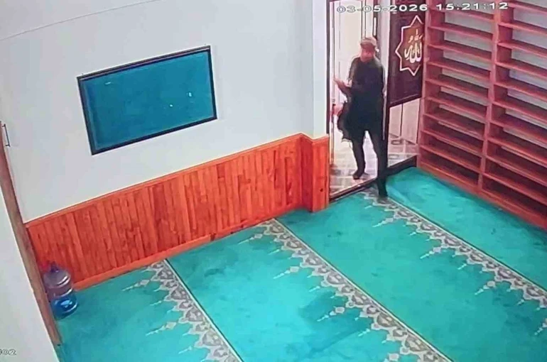 Caminin sadaka kutusundan hırsızlık kamerada