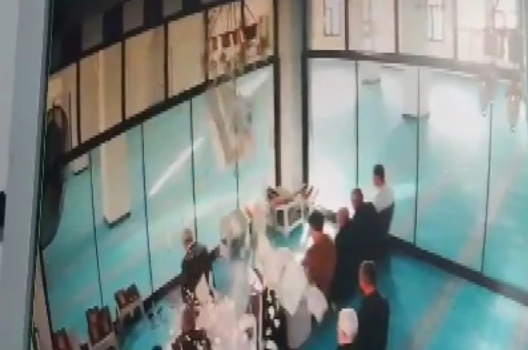 Caminin tavan alçısı cemaatin üstüne düştü