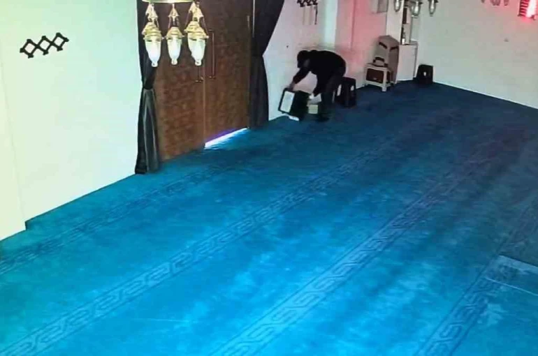 Camiye girdi, kaldırım taşıyla kırdığı yardım kutusundaki 100 bin lirayı çaldı