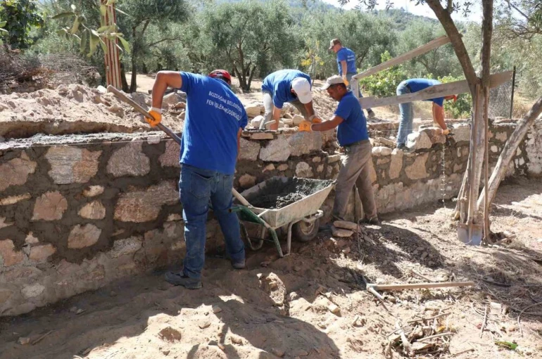 Çamlıdere’de köy içi yollar ve okul çevre duvarları yenilendi