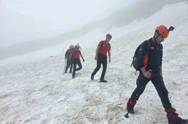 Çamlıhemşin’de mahsur kalan 3 turiste 10 saatlik çalışmaların ardından ulaşıldı