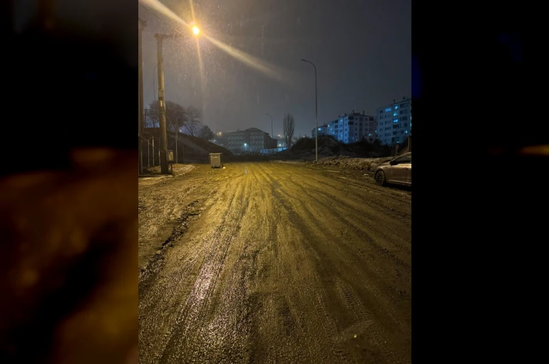 Çamur içinde olan yol temizlenip onarım bekliyor