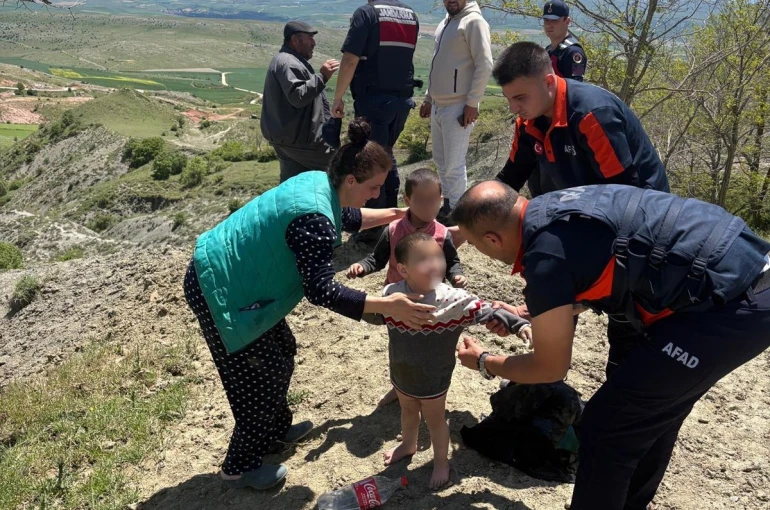 Çamura saplanan çocukları ekipler kurtardı