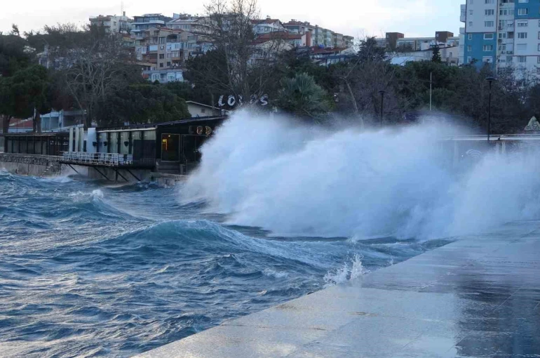 Çanakkale Boğazı fırtına nedeniyle kapatıldı, feribot seferleri durdu, dev dalgalar sahili dövdü