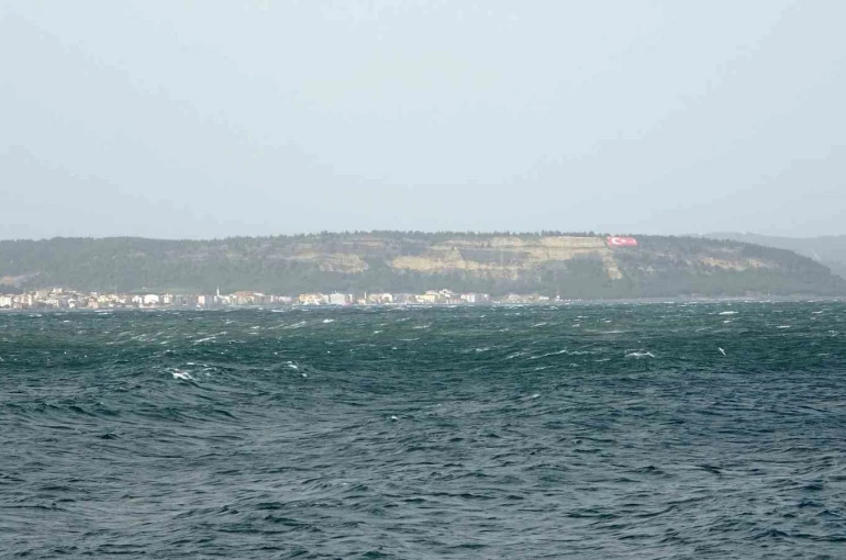 Çanakkale Boğazı fırtına nedeniyle trafiğe kapandı