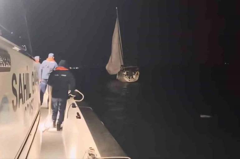 Çanakkale Boğazı’nda içinde 2 kişinin bulunduğu yelkenli tekne kurtarıldı