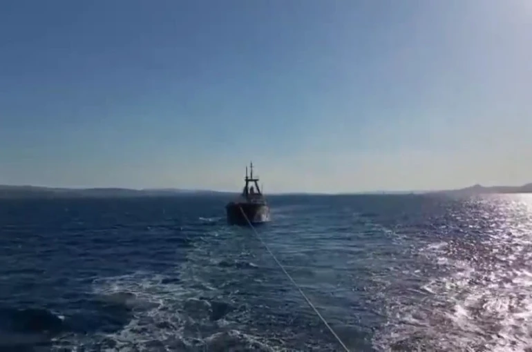 Çanakkale Boğazı’nda makina arızası yapan kuru yük gemisi yedeklenerek çekildi