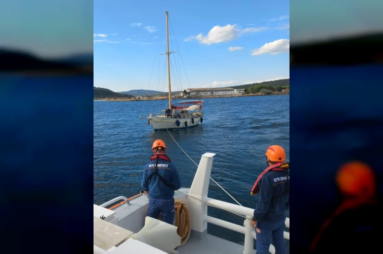 Çanakkale Boğazı’nda makine arızası yapan tekne yedeklenerek çekildi