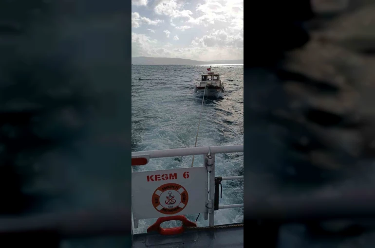 Çanakkale Boğazı’nda makine arızası yaparak sürüklenen tekne kurtarıldı