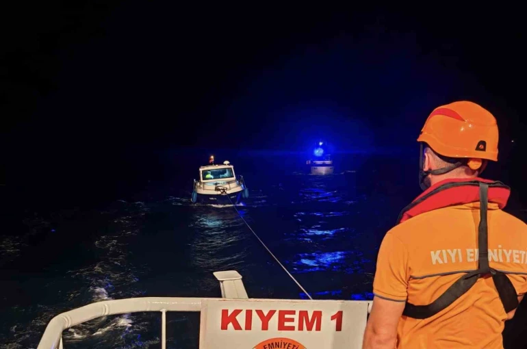 Çanakkale Boğazı’nda sürüklenen tekne kurtarıldı