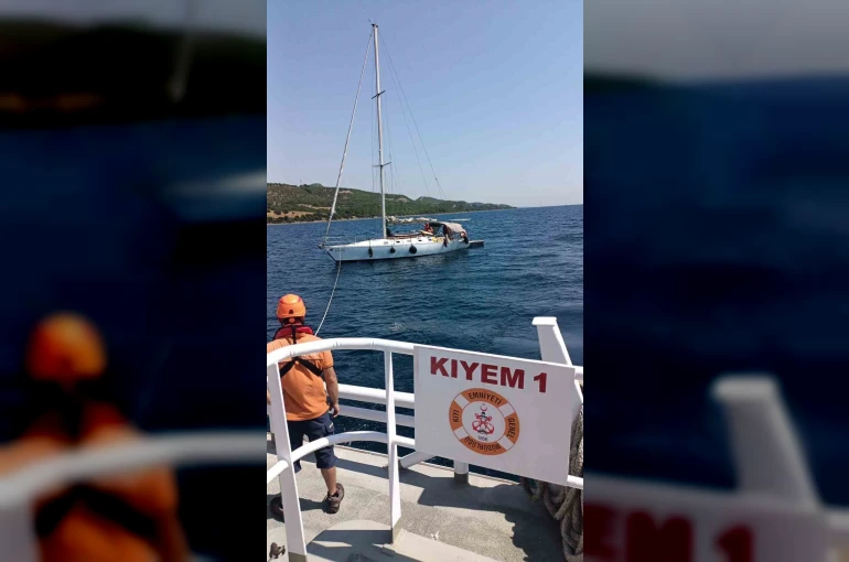 Çanakkale Boğazı’nda sürüklenen tekne kurtarıldı