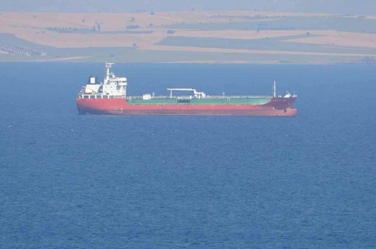 Çanakkale Boğazı’ndan geçen tankerde baca yangını 