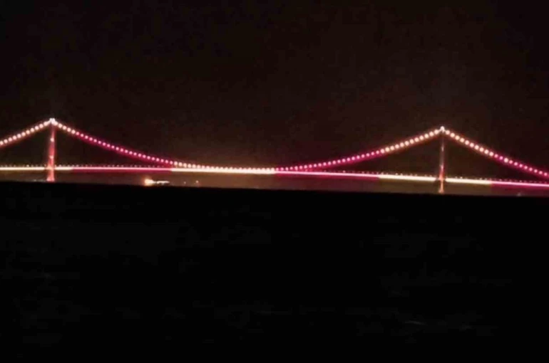Çanakkale Köprüsü sarı kırmızılı renklerle aydınlatıldı