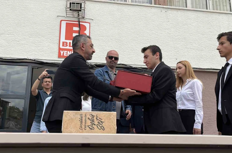 Çanakkale Şehitliğinde dalgalanan bayrak, Konya’nın tarihi lisesinde