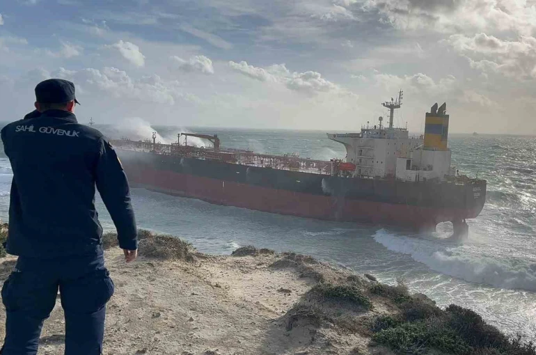 Çanakkale Valiliği: "Geminin su almadığı, personelin durumunun iyi olduğu, deniz kirliliğinin meydana gelmediği belirlendi"