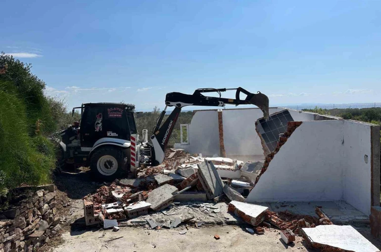 Çanakkale’de 15 kaçak yapı yıkıldı