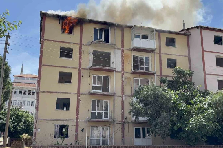 Çanakkale’de boş apartmanda çıkan yangın korkuttu