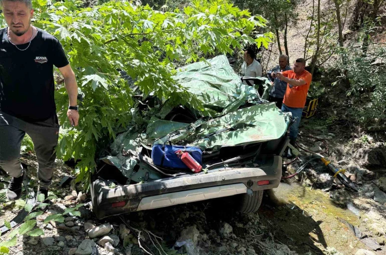 Çanakkale’de dere yatağına uçan araçtaki 2 kişi hayatını kaybetti