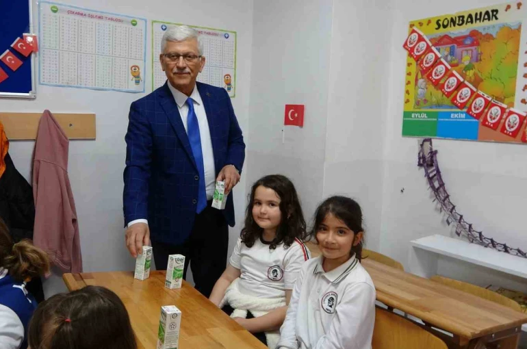 Çanakkale’de öğrencilere ücretsiz süt ikramı