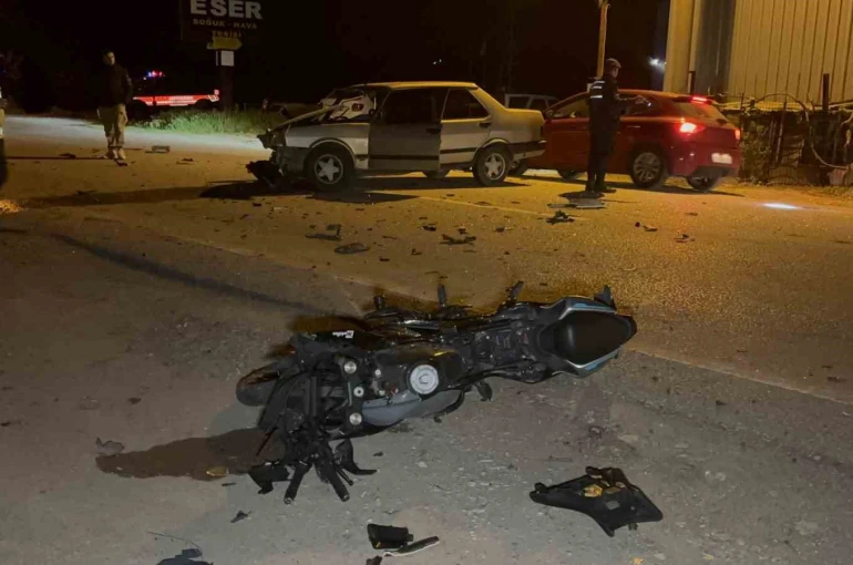 Çanakkale’de otomobil ile motosiklet çarpıştı: 3 kişi yaralandı 