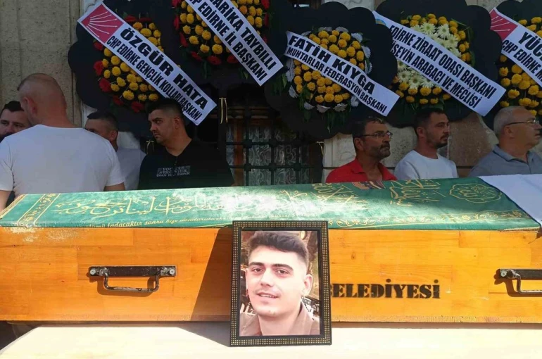 Çanakkale’deki kazada hayatını kaybeden iki genç Edirne’de toprağa verildi