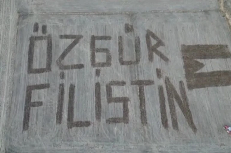 Çanakkaleli çiftçi Filistin’e destek için tarlasına ’Özgür Filistin’ yazdı