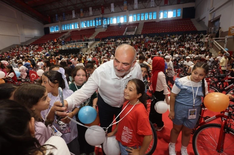 Canik’te camiler çocuklarla, çocuklar hediyelerle buluşuyor