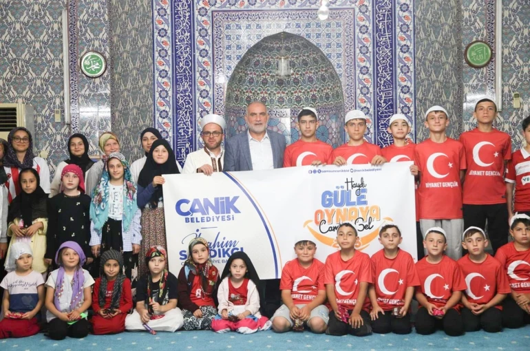 Canik’te camiye gelen hediyeyi alıyor