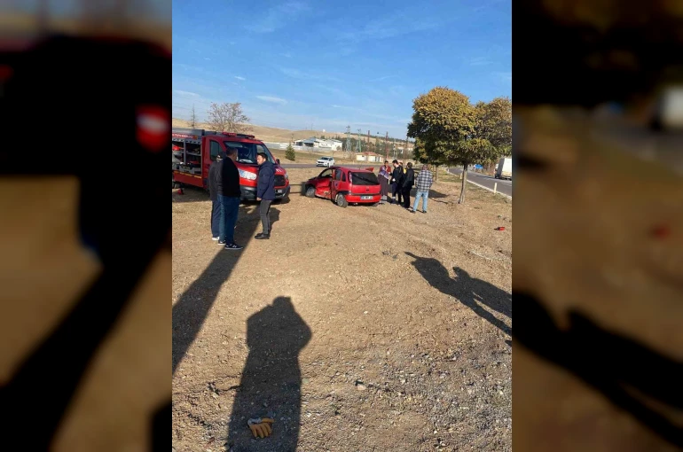 Çankırı’da hafif ticari araç ile otomobil çarpıştı: 1 ölü, 4 yaralı