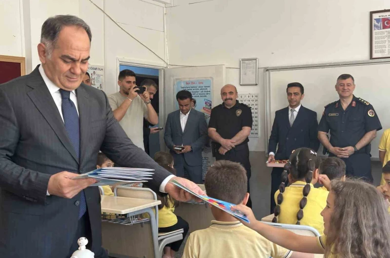 Çankırı’da öğrenciler karnelerini protokol üyelerinden aldı